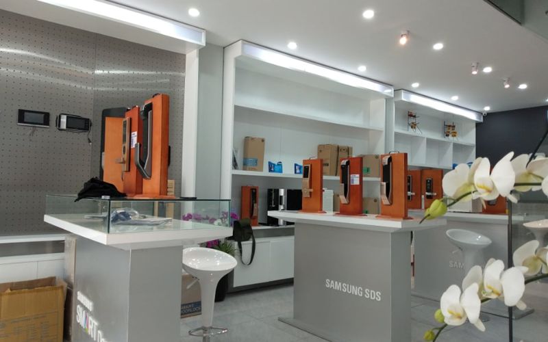 showroom khóa cửa thông minh timelock