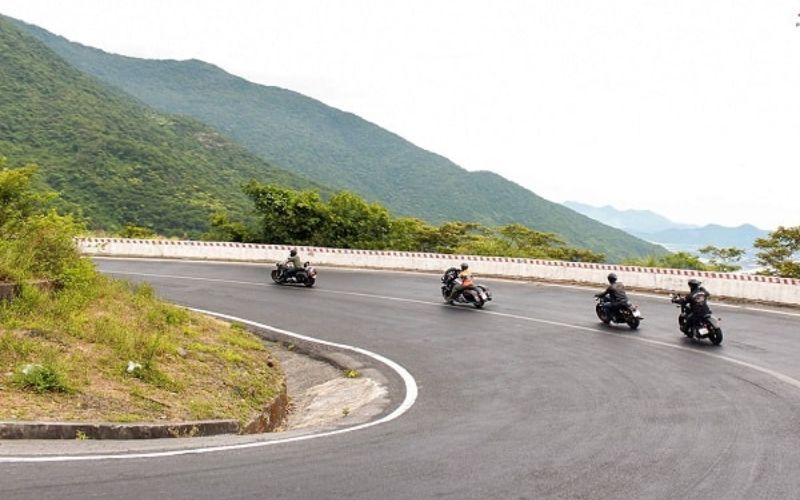 giữ liên lạc thường xuyên với người thân hoặc bạn đồng hành