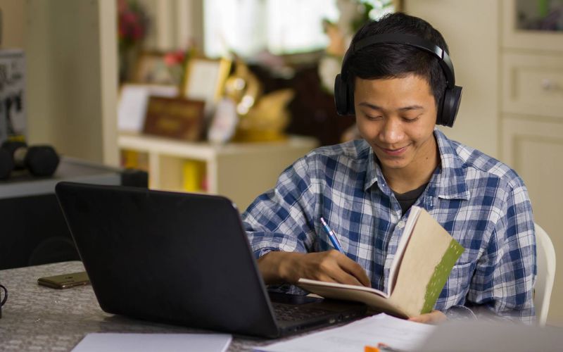 Học tiếng Anh qua phim, podcast