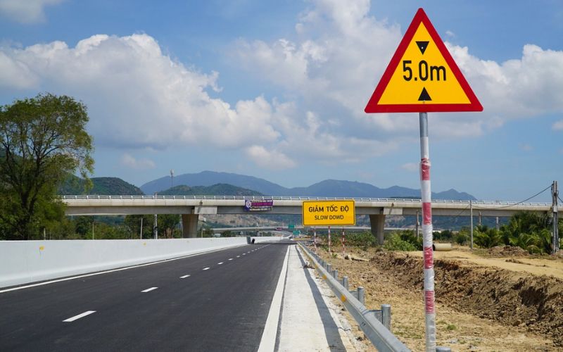 quan sát biển báo và theo dõi thời tiết