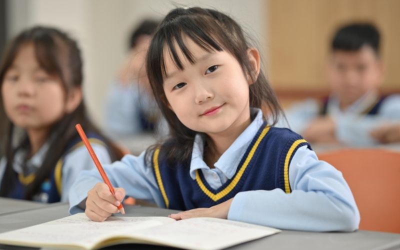 So sánh về tiêu chuẩn tuyển sinh và đầu ra