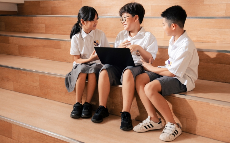 Thiết kế đồng phục tối giản và tinh tế